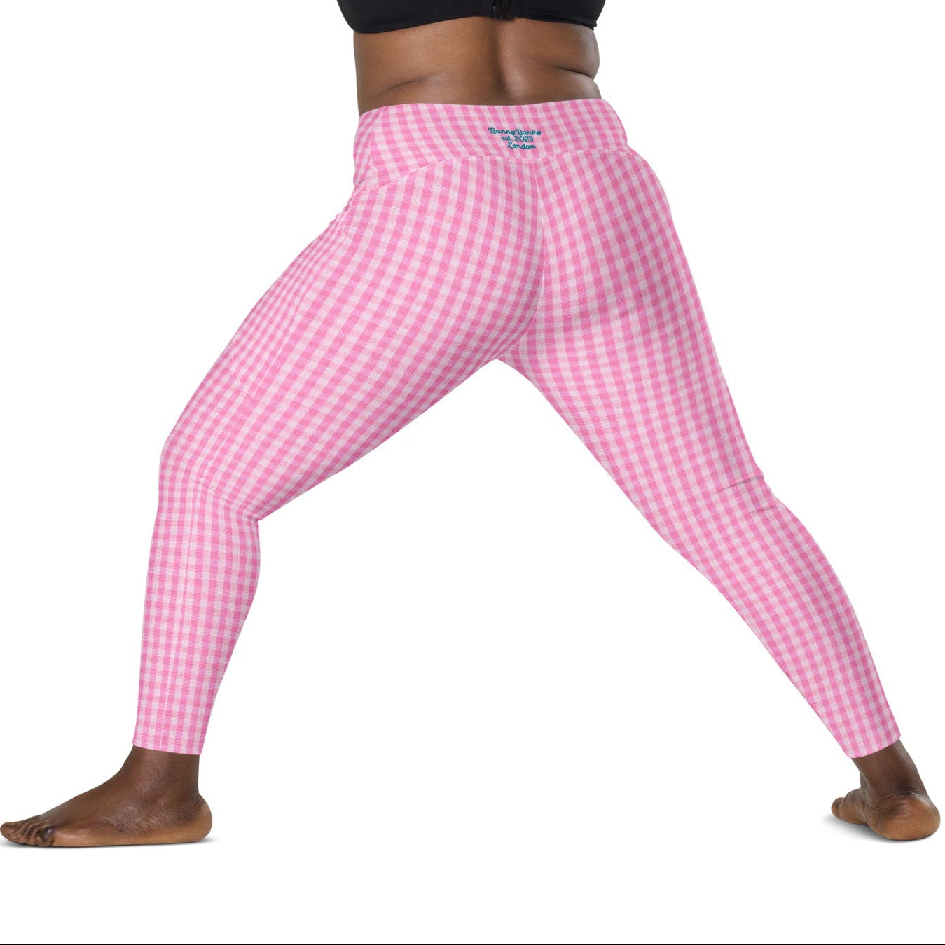 A model wearing the EcoFlex Sculpt Leggings  in plaited pink pattern