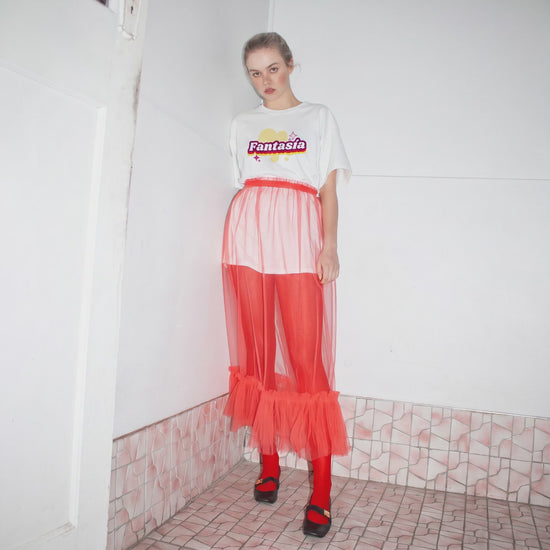 video showing bunnybanky model wearing the fantasia tee and red leggigns in motion