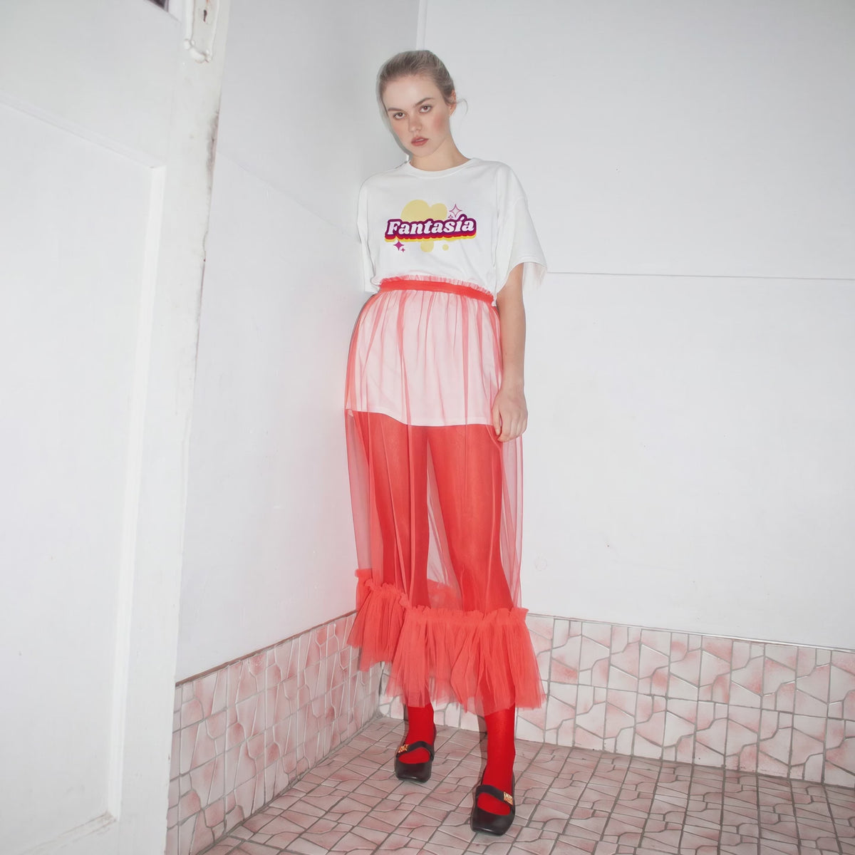 video showing bunnybanky model wearing the fantasia tee and red leggigns in motion